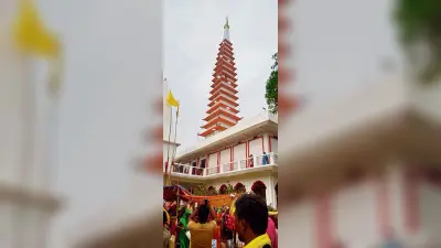 कंजिया ठाकुर जी का धूमधाम से मनाया गया वार्षिकोत्सव- कंजिया धाम पहुंचने के सभी रास्तों पर दिखा पैदल पहुंचने वाले श्रद्धालुओं का जन सैलाब- धाम से तीन किलोमीटर पूर्व ही मठिला पोखरा पर वाहनों का बनाया गया था पार्किंग स्थलफ़ोटो-2- ठाकुर जी का पूजा अर्चन करते श्रद्धालुफोटो-3- नये मंदिर में स्थापित भगवान लक्ष्मी नारायण की प्रतिमाफोटो-4- पूजा अर्चन को लेकर उमड़ी भीड़फोटो-5- कंजिया धाम में बना नया मंदिरफोटो-6- कंजिया धाम में श्रद्धालुओं को प्रसाद वितरण करते युवाफोटो-7- कंजिया धाम परिसर में लगी श्रद्धालुओं की भीड़नावानगर. अस्था व विश्वास का केंद्र बने कंजिया धाम में शुक्रवार को ठाकुर जी का वार्षिक धूमधाम से मनाया गया. जहां आस्था का सैलाब उमड़ पड़ा. सुदुरवर्ती इलाका होने के बावजूद धाम में पहुंचने वाले हर मार्ग श्रद्धालुओं व स्थावानों से भरा रहा. सुबह होने के साथ ही लोग अपने घरों से दूध व अन्य सामग्री लेकर पहुंचने लगे. कंजिया धाम में न केवल स्थानीय लोग पहुंचे बल्कि दूर दराज के साथ ही अन्य प्रदेशों से काफी संख्या में लोग व आस्थावान पहुंचे. जहा पहुंच ठाकुर जी की वार्षिकोत्सव पूजा में शामिल हुए. लोगों ने ठाकुर जी का पूजा अर्चन पूरे दिन पहुंचकर करते रहे. इस क्रम में देर रात तक पूजा अर्चन व प्रसाद वितरण का कार्य चलता रहा. दोपहर बाद पुड़ी खीर का प्रसाद ग्रहण कर श्रद्धालु अपने गंतव्य की ओर रवाना होते रहे. वहीं आने का क्रम भी लगातार जारी रहा. ज्ञात हो कि कंजिया धाम में हर साल कार्तिक पूर्णिमा के दिन काफी धूमधाम से वार्षिकोत्सव मनाया जाता है. कार्तिक पूर्णिमा के दिन ठाकुर जी का दर्शन करने के लिए आम से खास पहुंचते है. यहां श्रद्धालुओं का जमावड़ा देर शाम तक लगा रहा. कार्तिक पूर्णिमा के अवसर पर ठाकुरजी के आयोजित पूजनोत्सव के मौके पर पूजा-अर्चना को भीड़ का आलम इस कदर रहा की मठिला से कंजिया तक लगभग 4 किलोमीटर की दूरी श्रद्धालुओं की लंबी कतार लगी रही. अहले सुबह से ही श्रद्धालुओं की भीड़ ठाकुर जी के दर्शन को उमड़ पड़ा. हजारों की संख्या में कंजिया धाम पहुंच श्रद्धालुओं ने ठाकुरजी दरबार में माथा टेक मन्नते मांगी. स्थिति यह रही की श्रद्धालुओं की आगमन से कोरान सराय-मठिला व नारायणपुर मठिला मार्ग में पैदल चलने वाले श्रद्धालुओं के साथ वाहनों की जाम लगी रही. वहीं पगडंडी, कच्चे रास्ते, खेत खलिहान व पक्की मार्ग के सहारे काफी संख्या में श्रद्धालु ठाकुरजी दरबार में पहुंचे. एक अनुमान के अनुसार शुक्रवार की देर शाम तक लगभग छह लाख श्रद्धालुओं ने ठाकुर जी का दर्शन पूजन के लिए कंजिया धाम पहुंचे थे. श्रद्धालुओं की जनसैलाब से कंजिया धाम एक विशाल मेला का रूप ले लिया था. मंदिर पुजारी राजेन्द्र उपाध्याय के अलावे बिनोद उपाध्याय और धीरज उपाध्याय, कृष्ण बिहारी राय, सुरेंद्र उपाध्याय ने बताया कि ठाकुर जी का वार्षिकोत्सव धूमधाम से मनाया गया. उन्होंने बताया कि छह लाख से ज्यादा लोगों को प्रसाद में बनी पूड़ी खीर दिया गया. ऐसा मानना है कि ठाकुर जी धाम से कोई खाली हाथ नहीं लौटता. इस पवित्र भूमि पर पांव रखते ही लोगों में धर्म व ईश्वर के प्रति आस्था जागृत हो जाती है. यहां आने वाले हर किसी की मनोकामना पूरी होती है. श्रद्धालुओं का मानना है कि यहां असाध्य रोग व विषैले जन्तुओं के डसने से पीड़ित लोगों को पहुचते ही वे पीड़ा मुक्त हो जाते हैं.ठाकुर जी के मंदिर में अनवरत जलते हैं पंचदीपठाकुर जी की दरबार में अनवरत जलते पंचदीप की महिमा का बखान लोगों की जुबान पर बनी रही. यहां लगातार 20 वर्षो से दीप अनवरत जलते रहते है. कंजिया धाम को लेकर मान्यता है कि विषैले जन्तु से पीड़ित लोग ठाकुर जी के दरबार में पहुंचते ही उठकर बैठ जाते है. इसी को लेकर कंजिया धाम में लोगों का आस्था व विश्वास बढ़ता गया. इसका लाभ लेने वाले स्थानीय लोगों में काफी आस्था है. इसके साथ ही कंजिया धाम में उगने वाले फसलों पर भी किसी प्रकार के किट व्याधि का प्रकोप नहीं होता है. फसल लोग रोग मुक्त उपजाते है. जो लोगों में विशेष प्रकार की आस्था है.कंजिया धाम की अलग है मान्यताकंजिया धाम का मान्यता है कि यहां विषैले जीव जन्तु के काटने के बाद पहुंंचने पर ठाकुर जी की कृपा से रोगी का पीड़ा स्वत: समाप्त हो जाता है. यहां पहुंचते ही रोगी ठीक हो जाता है. सर्प का काटा हुआ मरीज लाद कर व दूसरों के कंधे पर तो पहुंचता है लेकिन कंजिया धाम पहुंचने के बाद अपने पैरों से ही चलकर वह अपने घर जाता है. यहां किसी प्रकार की झाड़-फूंक भी नहीं किया जाता है. दरबार की कृपा से सबकुछ होता है. धाम के आस-पास फसलों में भी किसी प्रकार की कीट ब्याधि का प्रभाव नहीं होता है.वर्ष 2010 में बना है नया मंदिरकजियां वाले बाबा ने यहां कभी ठाकुर बारी की स्थापना की थी