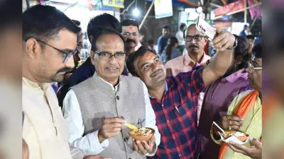 देवघर के बाजार में लोगों से मिले शिवराज, रबड़ी व चाय का उठाया लुत्फ