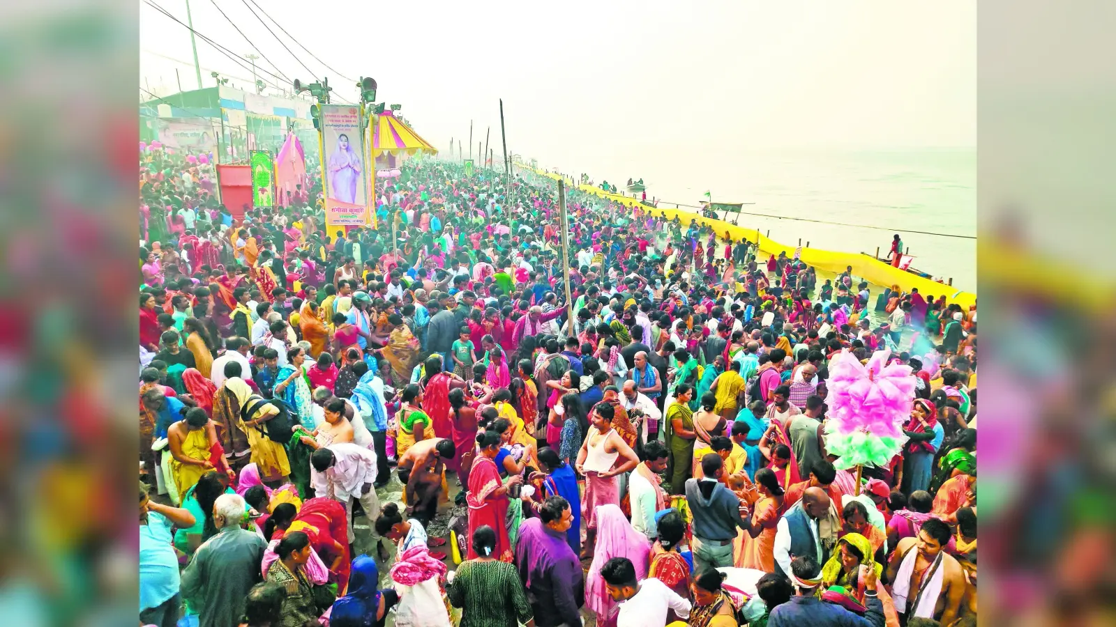 hajipur news. कार्तिक पूर्णिमा पर आस्था का उमड़ा सैलाब, लाखों लोगों ने संगम में लगायी डुबकी