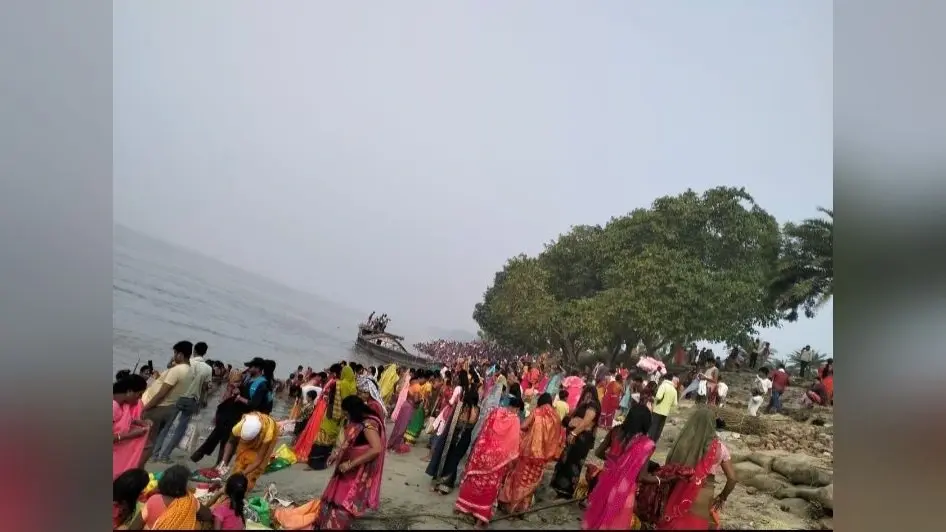 कार्तिक पूर्णिमा पर श्रद्धालुओं ने लगायी आस्था की डूबकी