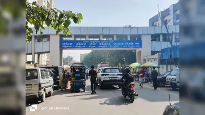 Ranchi News: सेंट्रल इमरजेंसी से रिम्स गेट तक दुकान, ई-रिक्शा ऑटो और एंबुलेंस का कब्जा, जाम बना परेशानी
