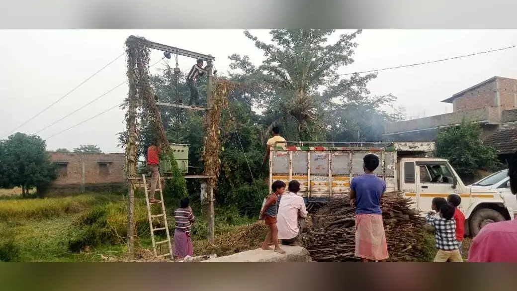 बरहरवा ::: तलबड़िया गांव में 25 केवीए का लगा ट्रांसफॉर्मर, ग्रामीणों में खुशी