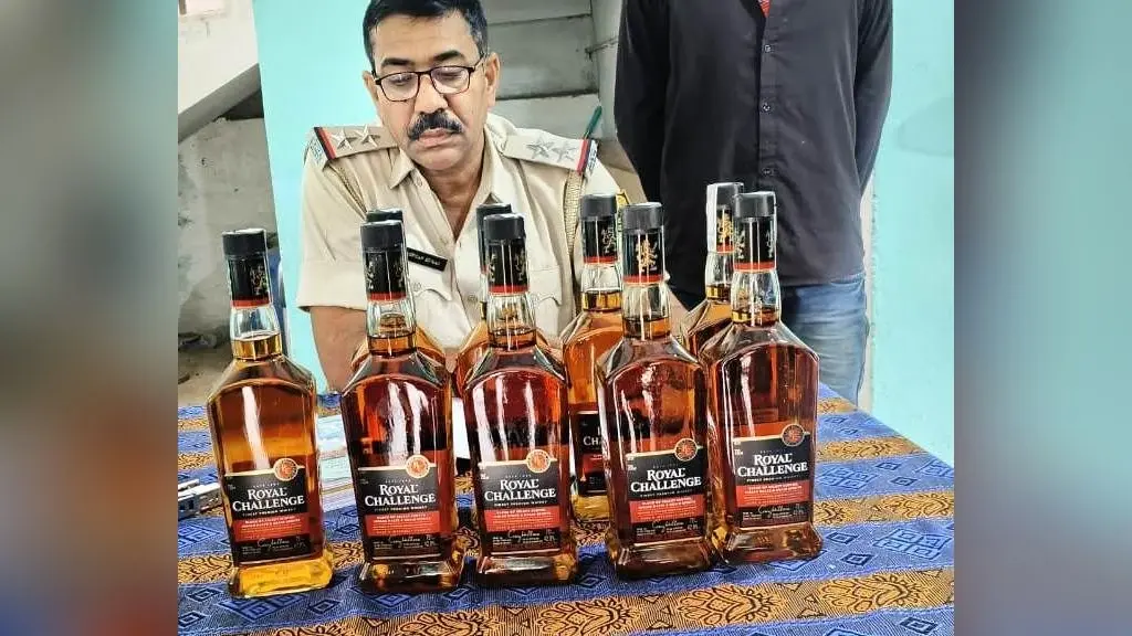 देवघर से तस्करी कर ला रहा था शराब, पुलिस ने नौ बोतल शराब के साथ किया गिरफ्तार