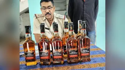 देवघर से तस्करी कर ला रहा था शराब, पुलिस ने नौ बोतल शराब के साथ किया गिरफ्तार