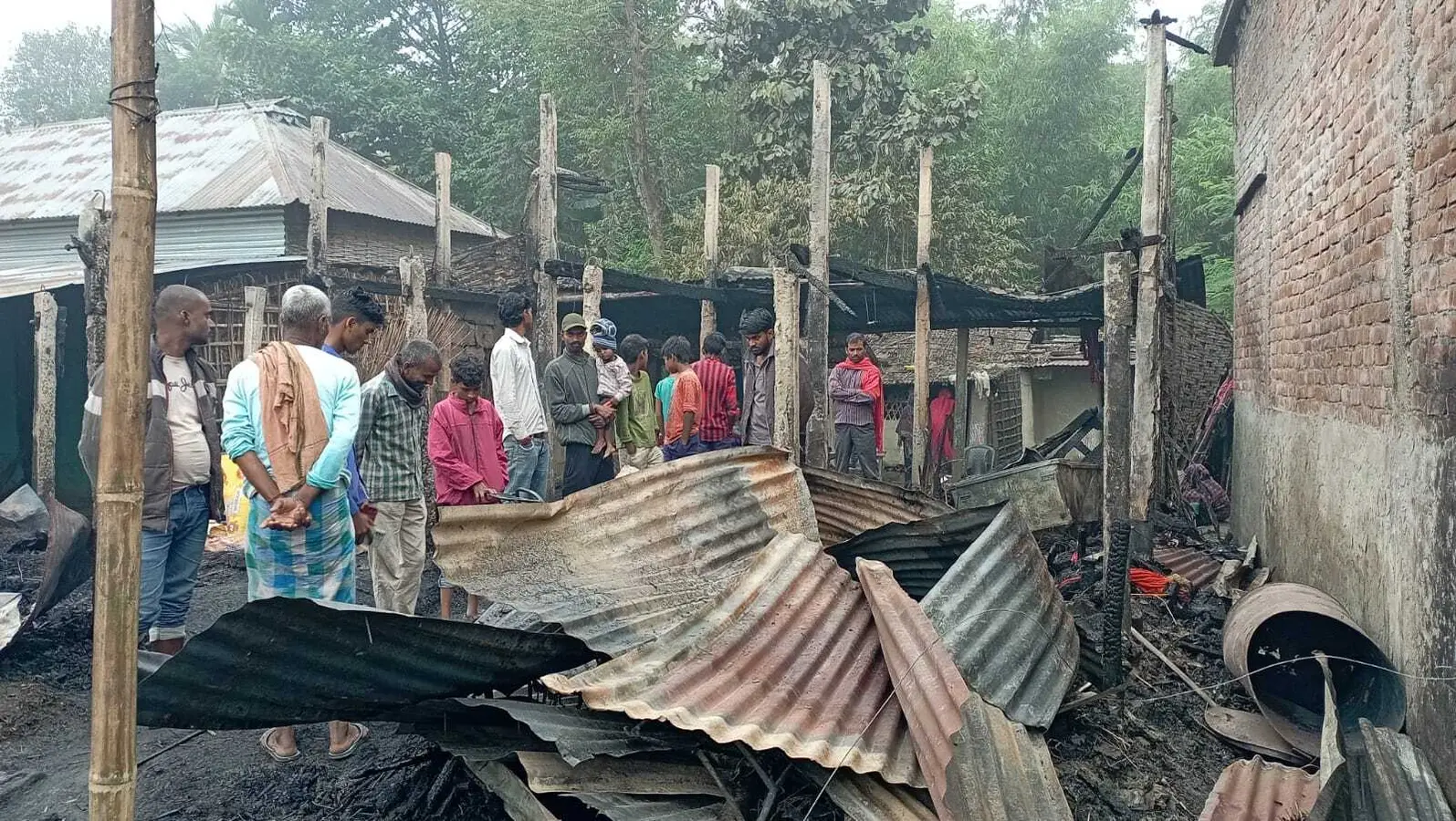 आग से पांच घर जले, लाखों की संपत्ति का नुकसान