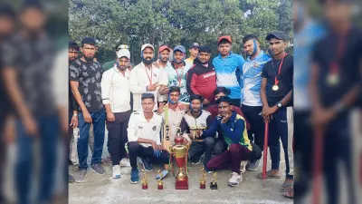 विजेता शील्ड के साथ खिलाड़ी पहुंचे गांव, खेलप्रेमियों का किया गर्मजोशी से सम्मानित