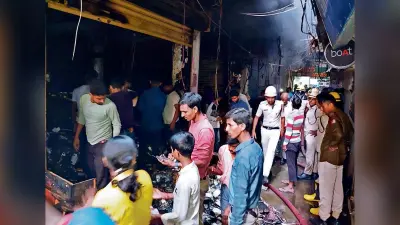 11 मोबाइल दुकानों में लगी भीषण आग में लगभग एक करोड़ की संपत्ति जलकर खाक