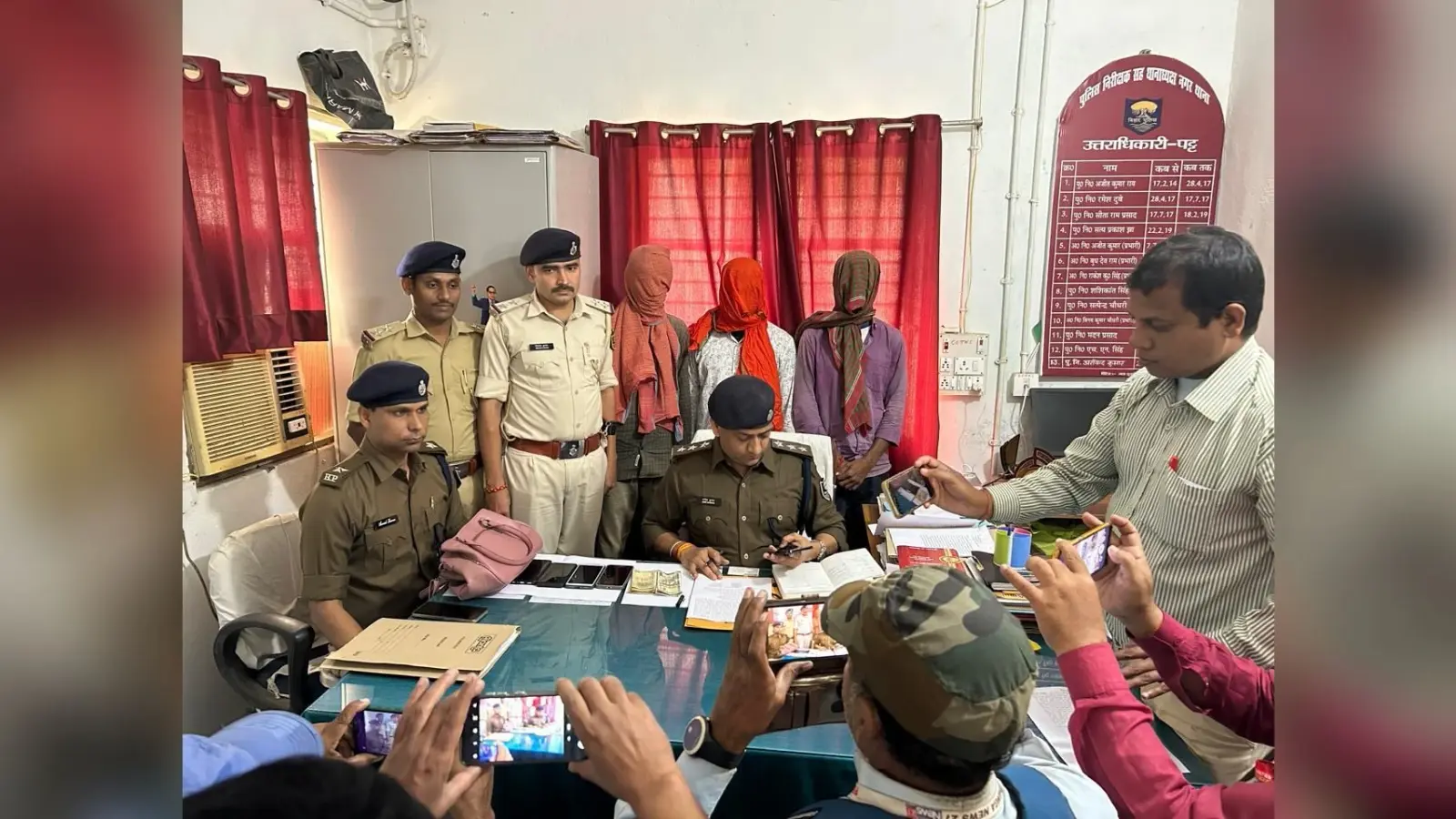 चोरी के सामानों के साथ दो चोर व जेवर खरीदने वाला दुकानदार गिरफ्तार