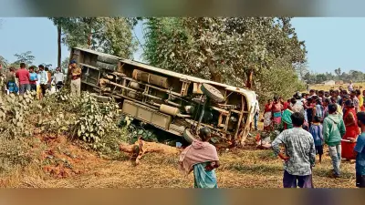 BOKARO NEWS : लुगुबुरु से लौट रही बस दुर्घटनाग्रस्त, एक की मौत, 40 घायल