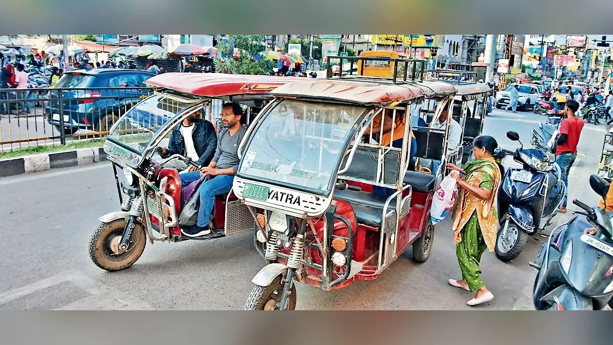 Ranchi News : ई-रिक्शा जहां-तहां बैठा रहे यात्री, ट्रैफिक व्यवस्था प्रभावित