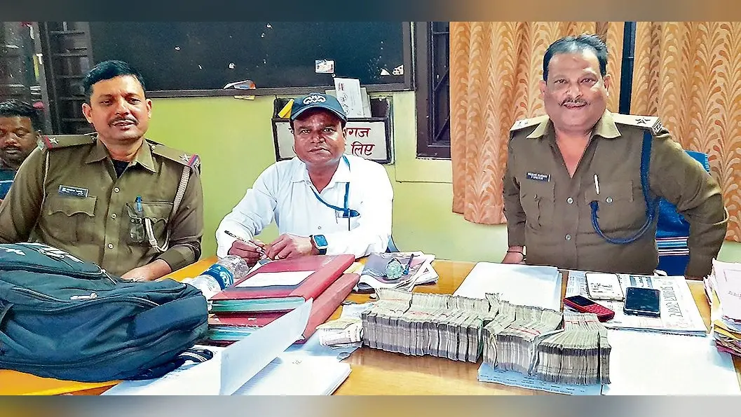 DHANBAD NEWS : धनबाद में एसयूवी से 14.25 लाख रुपये जब्त