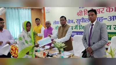 20 आपदा पीड़ित आश्रितों के बीच चेक वितरित