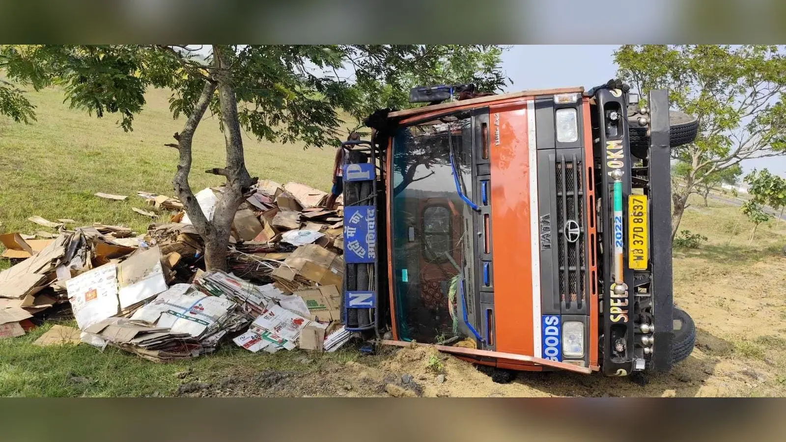 गट्टा लोड ट्रक पलटा, बाल-बाल बचा चालक व खलासी