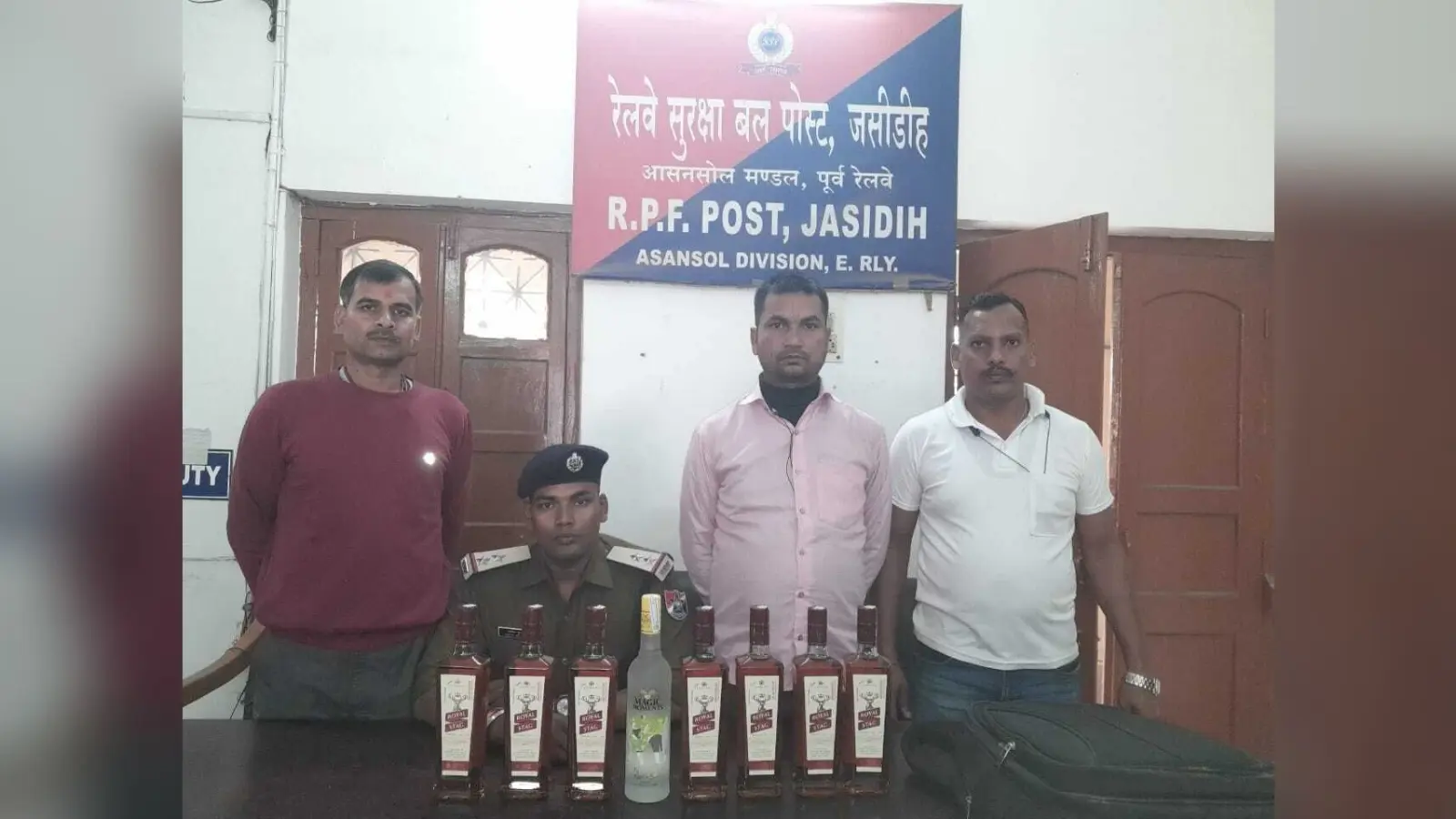 जसीडीह स्टेशन से शराब बरामद, युवक गिरफ्तार