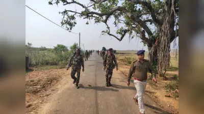 फ्लैग मार्च निकाल पुलिस ने की निर्भीक होकर मतदान करने की अपील