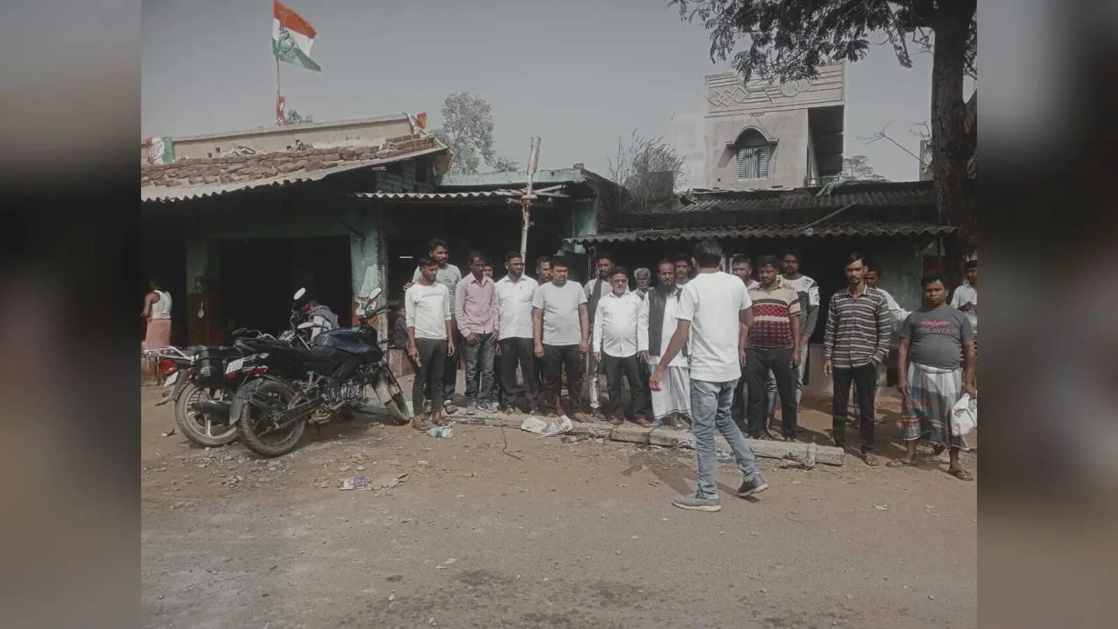 ट्रक ने पोल में मारा धक्का, बिजली बाधित