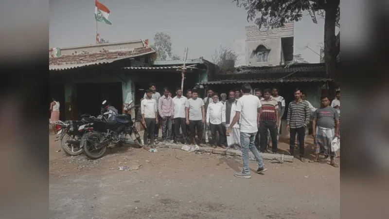 ट्रक ने पोल में मारा धक्का, बिजली बाधित