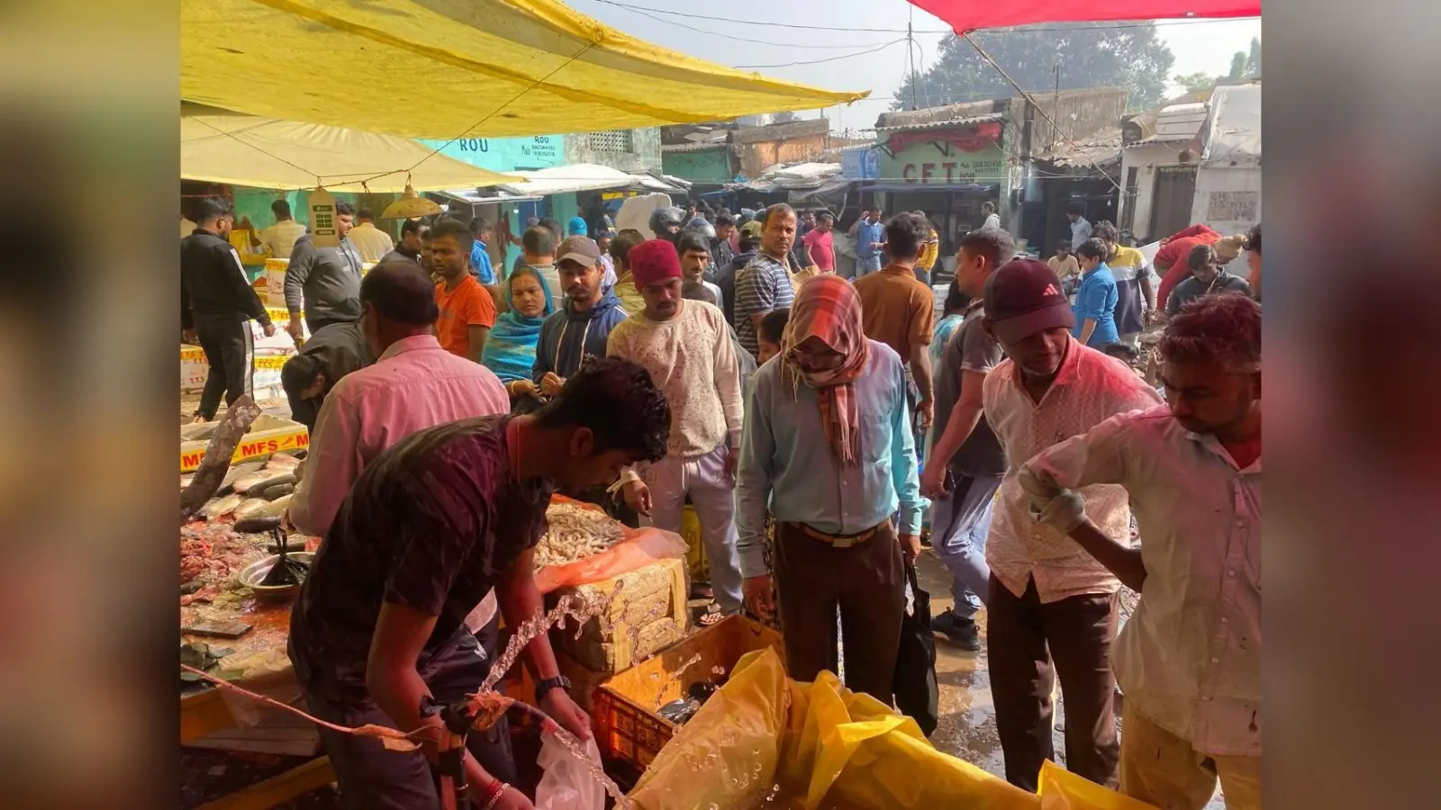Rourkela News: छाड़खाई पर मटन 750, देसी मुर्गा 450 व चिंगुड़ी मछली 600 रुपये प्रति किलो बिकी