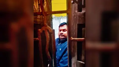 प्रोफेसर के घर के कैंपस में देर रात घुसा अनजान व्यक्ति