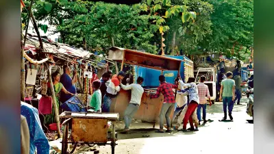 Ranchi News : दो घंटे में साफ हुआ हरमू मार्केट, 50 से ज्यादा दुकानें तोड़ी गयी