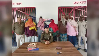 अलग-अलग जगहों से पुलिस ने चार आरोपितों को किया गिरफ्तार कैप्सन – गिरफ्तार नामजद सरायगढ़ भपटियाही थाना पुलिस ने सोमवार की रात विशेष समकालीन अभियान के तहत अलग-अलग गांवों से छापेमारी कर विभिन्न कांडों के चार नामजद आरोपी को गिरफ्तार किया. थानाध्यक्ष किशोर कुमार ने बताया कि अलग-अलग जगहों से विभिन्न कांडों में दर्ज प्राथमिकी चार अभियुक्त को गिरफ्तार किया गया है. जिसमें दाहूपट्टी गांव के वार्ड 8 निवासी मोहन मेहता व सुबोध मेहता को घर से गिरफ्तार किया गया. जिसमें दोनों पक्षों के विरुद्ध जमीन विवा को लेकर मारपीट और आर्म्स एक्ट में कांड अंकित है. वहीं दूसरी मामले झिलाडुमरी पंचायत के वार्ड 13 निवासी और कांड संख्या 263 के नामजद प्राथमिकी अभियुक्त ललटु मुखिया व महेंद्र मुखिया को उनके घर से गिरफ्तार किया गया. आरोपी के विरुद्ध मारपीट का मामला दर्ज था. थानाध्यक्ष ने बताया कि चारों गिरफ्तार आरोपी को न्यायिक हिरासत में सुपौल भेज दिया गया है.