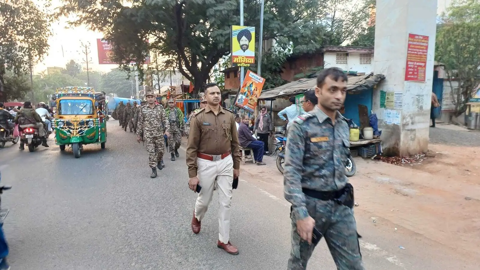शांतिपूर्ण चुनाव को लेकर नगर थाना क्षेत्र में पुलिस व सीआरपीएफ जवानों ने किया फ्लैग मार्च