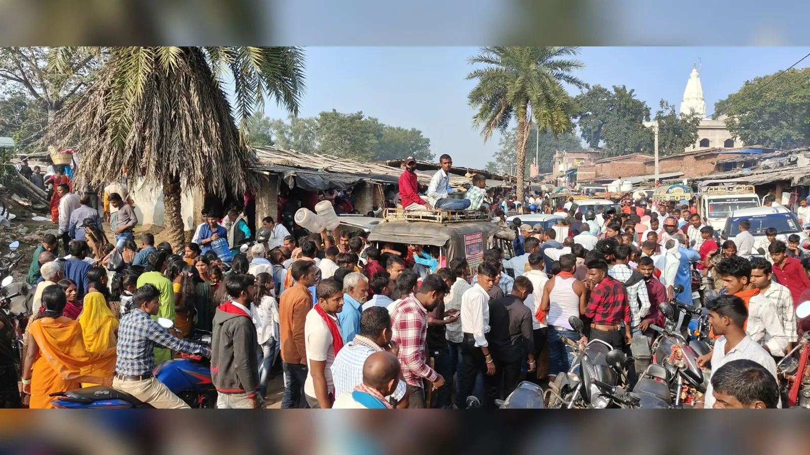 बाबा झुमराज मंदिर में उमड़ा श्रद्धालुओं का सैलाब