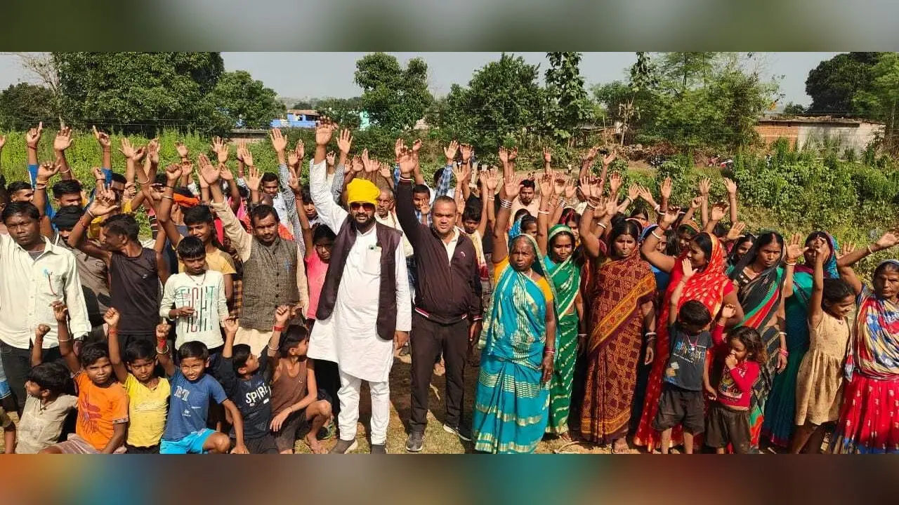 रेलवे क्रॉसिंग पर बेरिकेडिंग लगाने पर ग्रामीणों ने किया विरोध