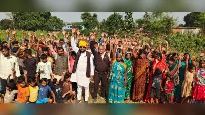 रेलवे क्रॉसिंग पर बेरिकेडिंग लगाने पर ग्रामीणों ने किया विरोध