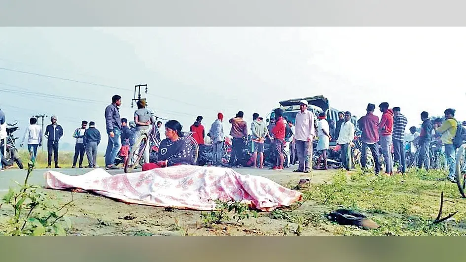बेकाबू ट्रक की चपेट में आकर वृद्ध की मौत मुआवजे के लिए पांच घंटे का चक्काजाम