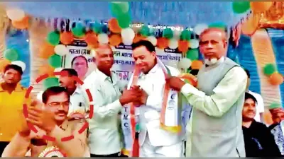 तृणमूल नेता के भाषण पर ताली बजाते पुलिस अधिकारी की भूमिका पर सवाल