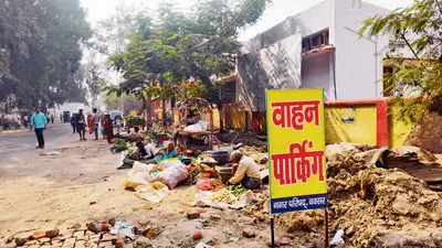पार्किंग में दुकानें, सड़क पर लग रहे वाहन