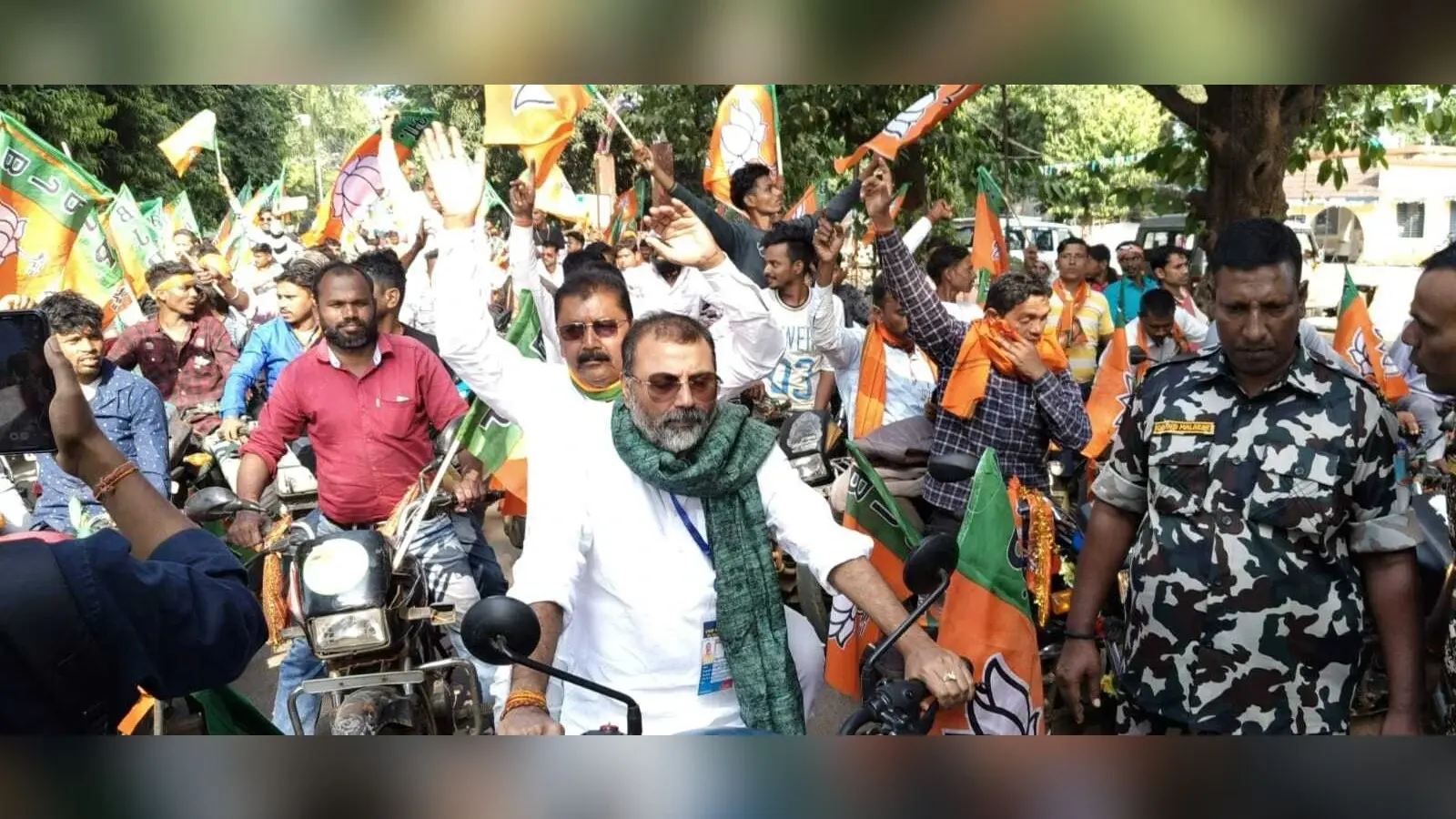 देवेंद्र कुंवर को पीछे बिठाकर सांसद डॉ निशिकांत दुबे ने निकाली बाइक रैली