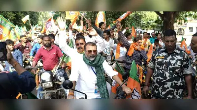 देवेंद्र कुंवर को पीछे बिठाकर सांसद डॉ निशिकांत दुबे ने निकाली बाइक रैली