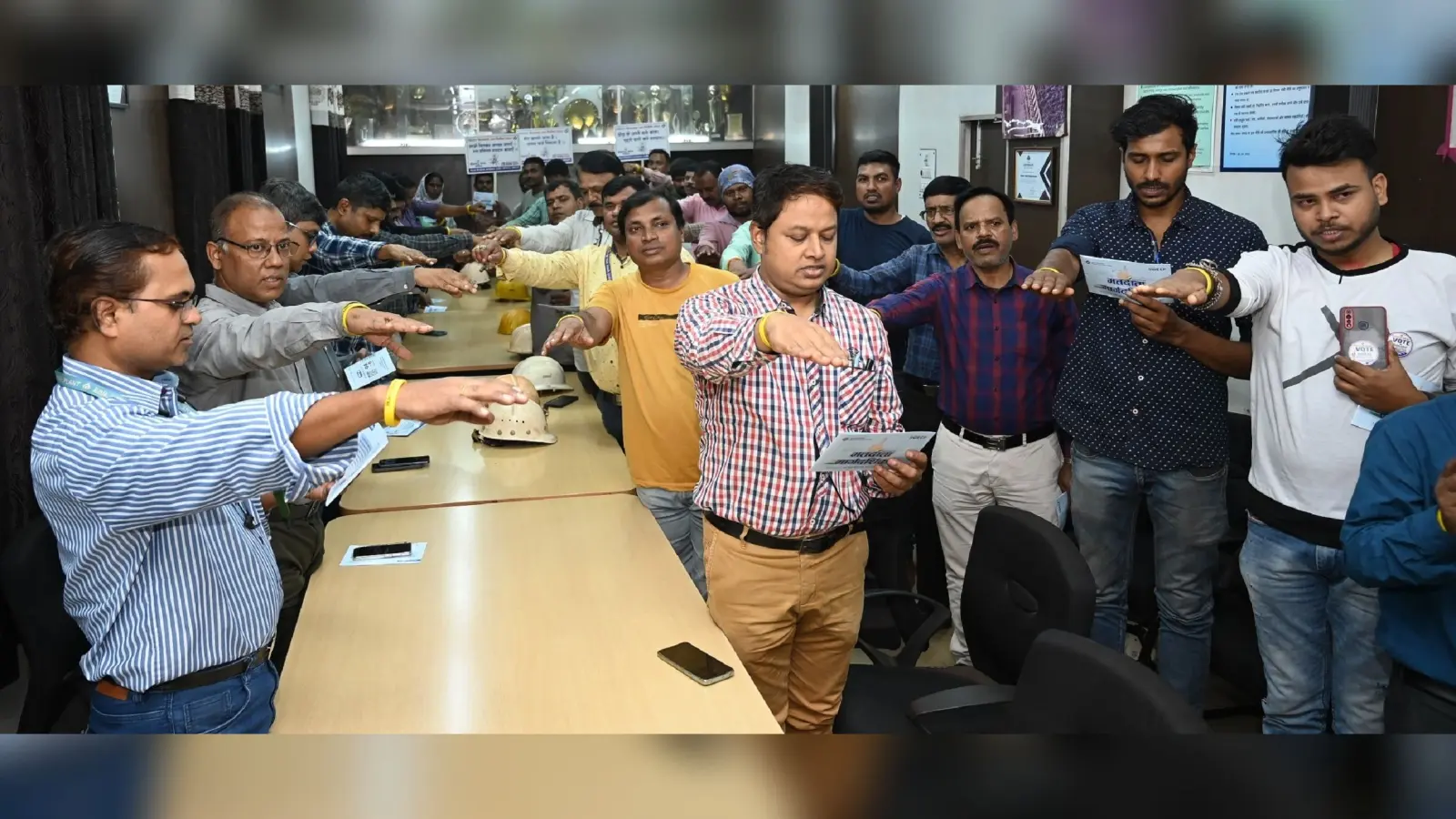 Bokaro News : बीएसएल के निदेशक प्रभारी ने मतदान प्रतिशत का कीर्तिमान बनाने का किया आह्वान