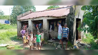 Ghatshila News : जर्जर आवासों में जान जोखिम में डाल रहने को विवश हैं सबर