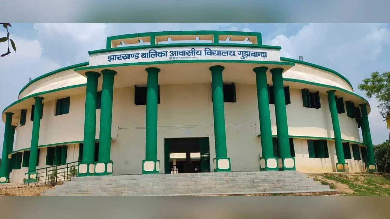 Ghatshila News : नहीं मिला कंबल, ठंड में ठिठुर रहीं आवासीय विद्यालय की 62 छात्राएं