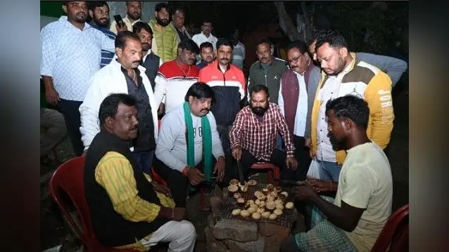 Jamshedpur News : पार्टियों के टेंट में झालमुड़ी से लेकर बिरयानी तक की बहार