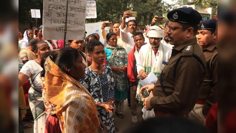 Jamshedpur News : अभिषेक हत्याकांड : छोलागोड़ा के ग्रामीणों ने परसुडीह थाना का किया घेराव, नारेबाजी