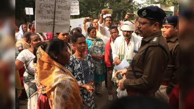 Jamshedpur News : अभिषेक हत्याकांड : छोलागोड़ा के ग्रामीणों ने परसुडीह थाना का किया घेराव, नारेबाजी