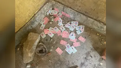 बुंडू अंचल कार्यालय के बाहर फेंके गये सैकड़ों वोटर कार्ड
