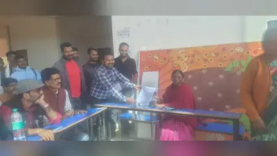पुस्तकालय निर्माण की मांग को लेकर सौंपा आवेदन