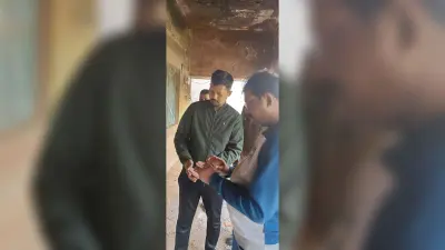 कचरे में फेंके गये वोटर आइकार्ड और योजना के फॉर्म को किया सुरक्षित