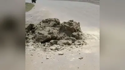 सड़क पर फ्लाइ ऐश गिरने से खलारी में हवा बनी जहरीली