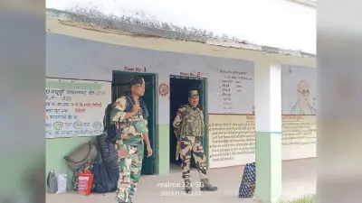 पोलिंग के लिए बूथों पर पहुंचे मतदानकर्मी