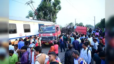 जसीडीह रेल हादसा : लोको पायलट की सूझ-बूझ से टला बड़ा हादसा, टक्कर के बाद रेल पटरी पर बिखरे एस्बेस्टस