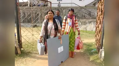 मतदान केंद्र सज-धज कर तैयार, उत्साहित दिखे मतदान कर्मी