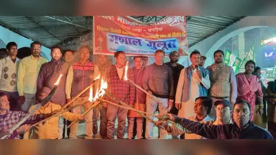 ऐच्छिक स्थानांतरण की मांग को लेकर शिक्षकों ने निकाला मशाल जुलूस