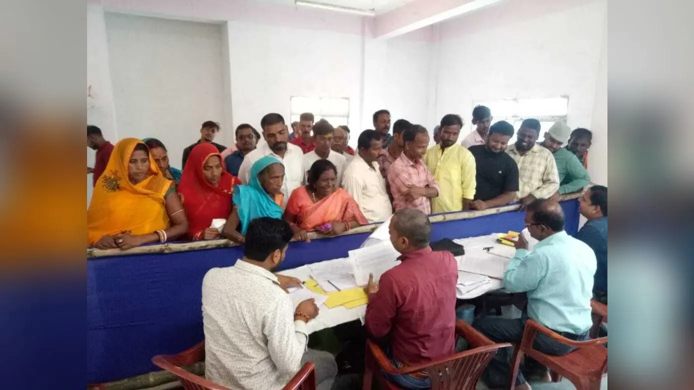 नामांकन के आखिरी दिन पर्चा दाखिल करने उमड़ी अध्यक्ष व सदस्य पद के अभ्यर्थियों की भीड़