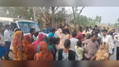 विवादित भूखंड पर हो रहे निर्माण कार्य को रोकने पहुंची पुलिस पर ग्रामीणों ने किया पथराव
